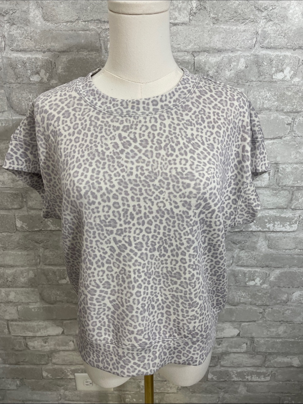 Evereve Light Grey Leopard Short Sleeve Top